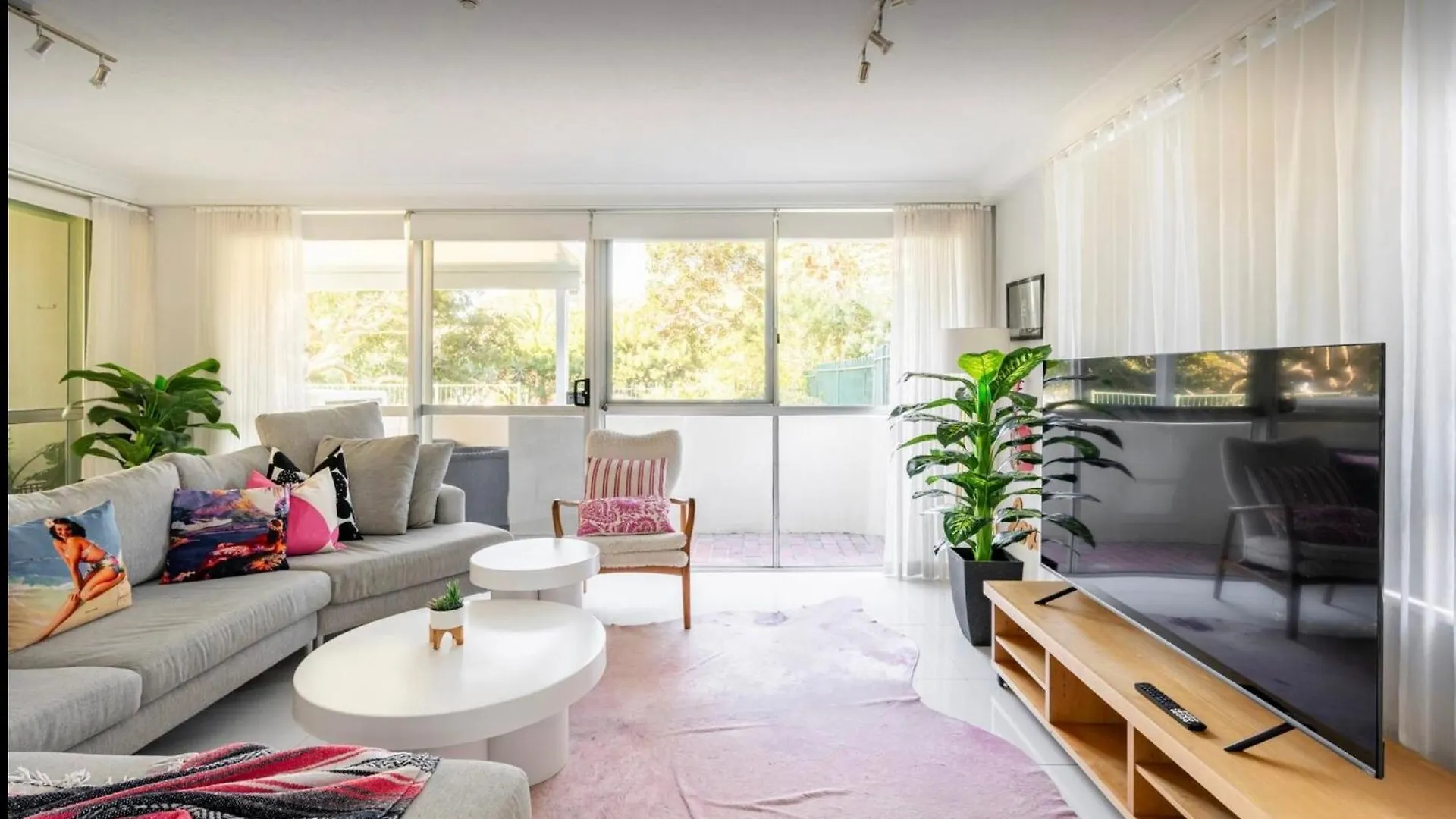 Beachside Beauty At Burleigh Pavilion! Gold Coast Apartment